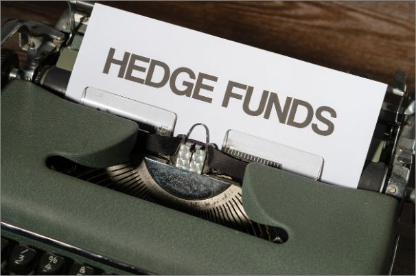 Ένα hedge fund είναι ένα κεφάλαιο ανοικτού ή κλειστού τύπου όπου ένας διαχειριστής επενδύει τα χρήματα των μεριδιούχων έναντι κάποιας αμοιβής (management fee)..